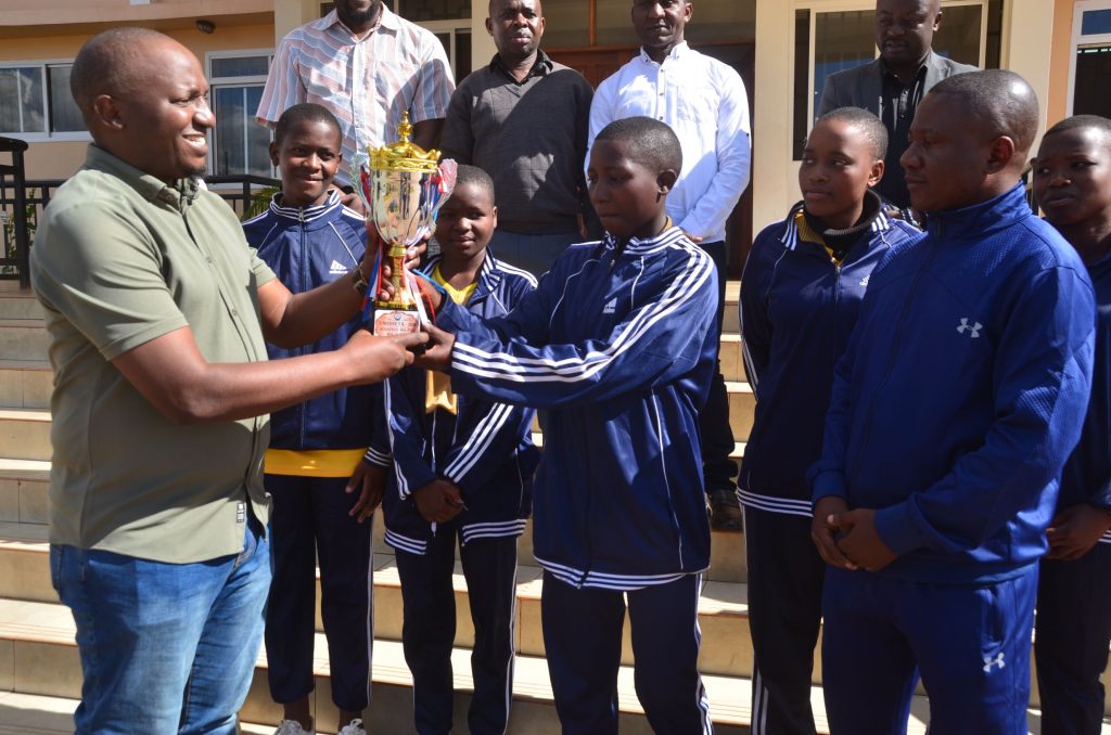 HALMASHAURI YA WILAYA MBINGA MKOANI RUVUMA KUTENGA FEDHA ZA KUTOSHA KUBORESA MIUNDOMBINU YA MICHEZO MASHULENI – Habari Mpya