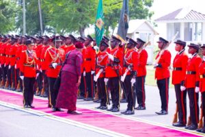 RAIS WA NAMIBIA DKT. NETUMBO NDAITWAH AKIKAGUA GWARIDE IKULU – Habari Mpya