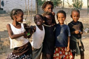 Malezi ya watoto kwenye nyumba za kupanga
